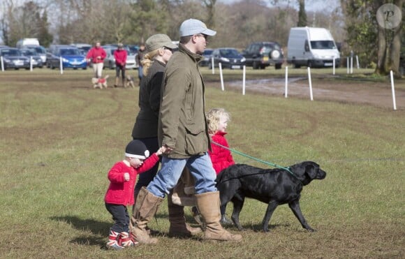 Peter et Autumn Phillips en famille avec leurs filles Savannah, 3 ans, et Isla, 1 an, lors de la compétition hippique Land Rover Horse Trials à Gatcombe le 23 mars 2014