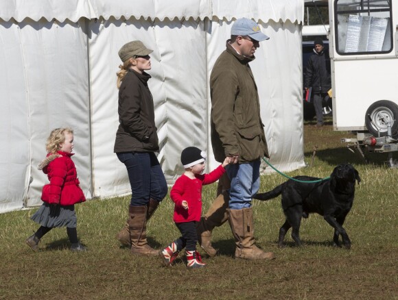 Autumn et Peter Phillips avec leurs fillettes Savannah, 3 ans, et Isla, 1 ans, lors de la compétition hippique Land Rover Horse Trials à Gatcombe le 23 mars 2014