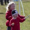 Savannah, 3 ans, et Isla, 1 an, filles de Peter et Autumn Phillips, regardant les chevaux lors de la compétition hippique Land Rover Horse Trials à Gatcombe le 23 mars 2014
