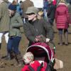 Autumn Phillips promène sa fille Isla en poussette lors de la compétition hippique Land Rover Horse Trials à Gatcombe le 23 mars 2014