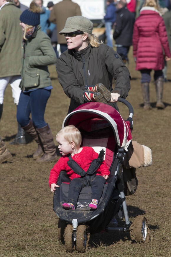 Autumn Phillips promène sa fille Isla en poussette lors de la compétition hippique Land Rover Horse Trials à Gatcombe le 23 mars 2014