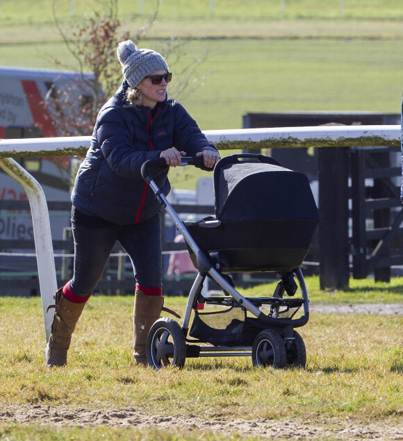 Zara Phillips se promène avec sa fille Mia lors d'une course hippique à Marlborough le 16 février 2014.
