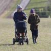 Zara Phillips se promène avec sa fille Mia lors d'une course hippique à Marlborough le 16 février 2014.