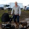 Mike Tindall promenant Mia et les chiens à Gatcombe le 23 mars 2014