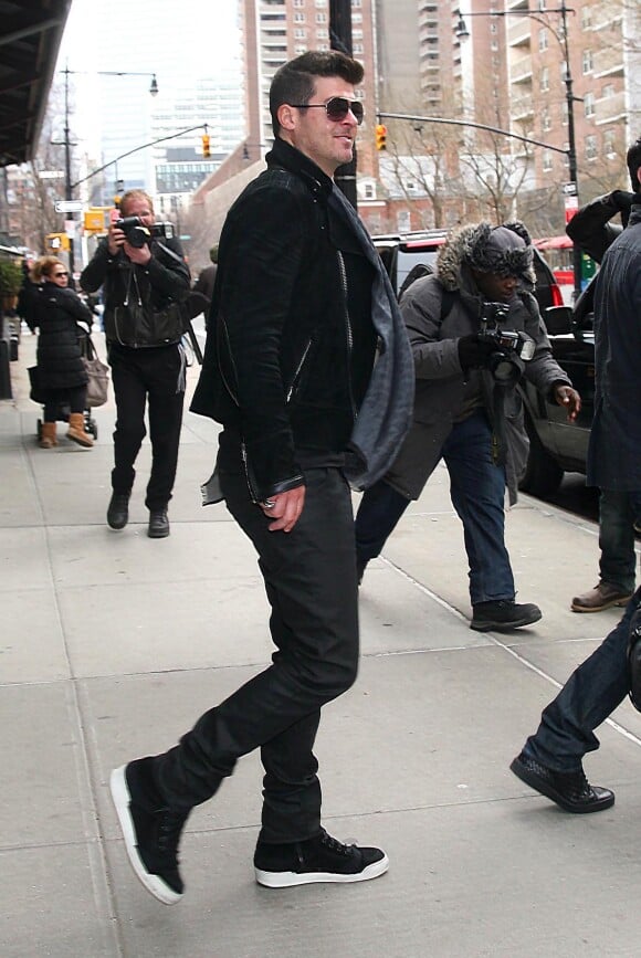 Robin Thicke à la sortie de l'hôtel Greenwich de Tribeca à New York le 25 mars 2014