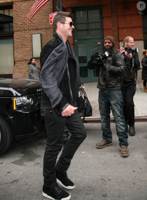 Robin Thicke à la sortie de l'hôtel Greenwich de Tribeca à New York le 25 mars 2014