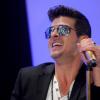 Robin Thicke donne un concert lors de la soirée d'inauguration de la boutique EXPRESS Times Square à New York le 25 mars 2014