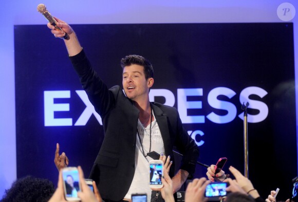 Robin Thicke donne un concert lors de la soirée d'inauguration de la boutique EXPRESS Times Square à New York le 25 mars 2014