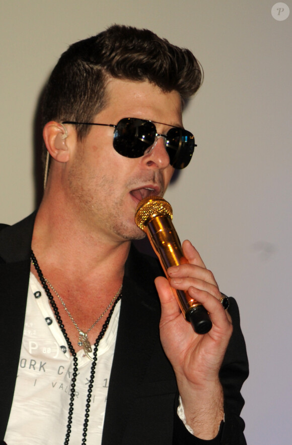 Robin Thicke donne un concert lors de la soirée d'inauguration de la boutique EXPRESS Times Square à New York le 25 mars 2014