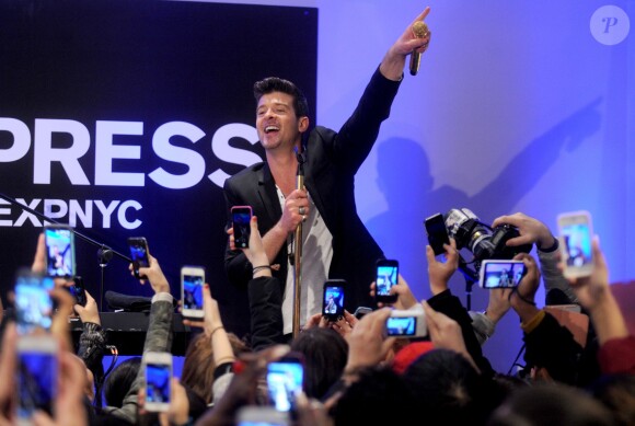 Robin Thicke donne un concert lors de la soirée d'inauguration de la boutique EXPRESS Times Square à New York le 25 mars 2014