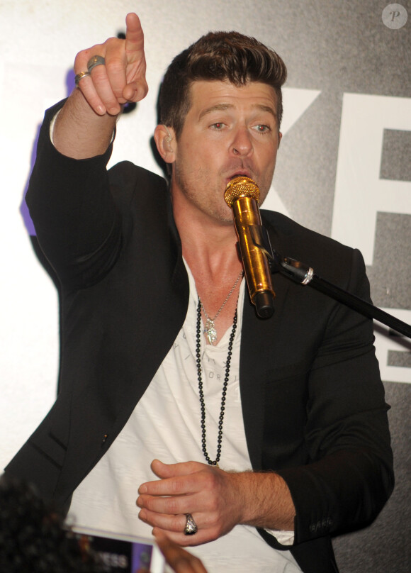 Robin Thicke donne un concert lors de la soirée d'inauguration de la boutique EXPRESS Times Square à New York le 25 mars 2014