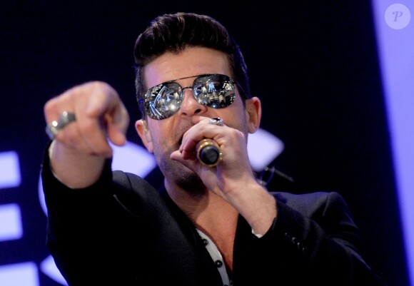 Robin Thicke donne un concert lors de la soirée d'inauguration de la boutique EXPRESS Times Square à New York le 25 mars 2014