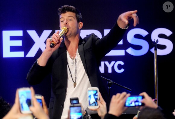 Robin Thicke donne un concert lors de la soirée d'inauguration de la boutique EXPRESS Times Square à New York le 25 mars 2014