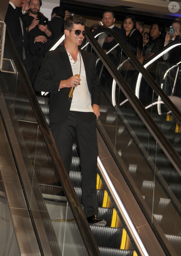 Robin Thicke donne un concert lors de la soirée d'inauguration de la boutique EXPRESS Times Square à New York le 25 mars 2014