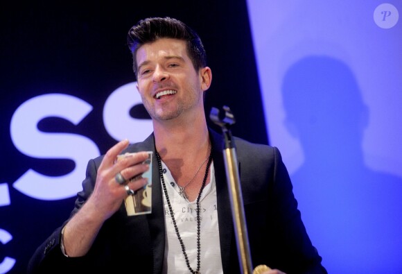 Robin Thicke donne un concert lors de la soirée d'inauguration de la boutique EXPRESS Times Square à New York le 25 mars 2014