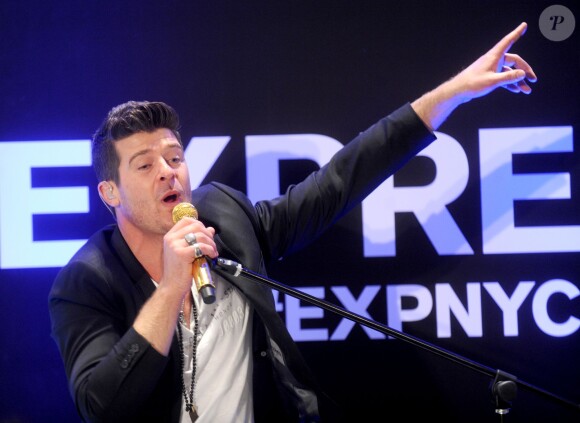Robin Thicke donne un concert lors de la soirée d'inauguration de la boutique EXPRESS Times Square à New York le 25 mars 2014