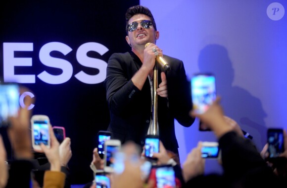 Robin Thicke donne un concert lors de la soirée d'inauguration de la boutique EXPRESS Times Square à New York le 25 mars 2014