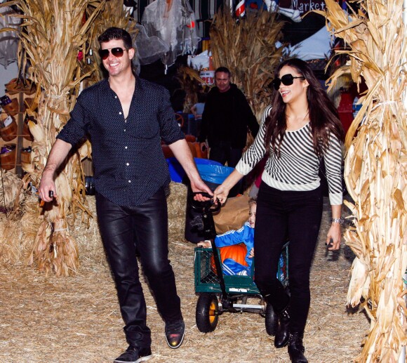 Robin Thicke et son épouse Paula Patton accompagnés de leur fils Julian chez Mr. Bones Pumpkin Patch à West Hollywood, le 25 octobre 2013
