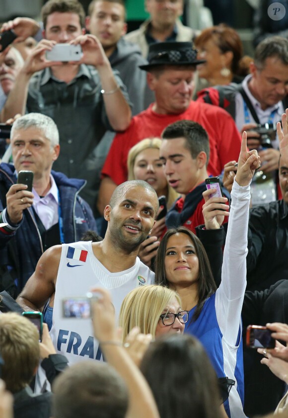 Tony Parker et sa fiancée Axelle après la victoire de l'équipe de France aux Championnats d'Europe en Slovénie, à Ljubljana, le 22 septembre 2013