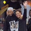 Nelson Mandela et son épouse Graça Machel à Londres, le 27 juin 2008.