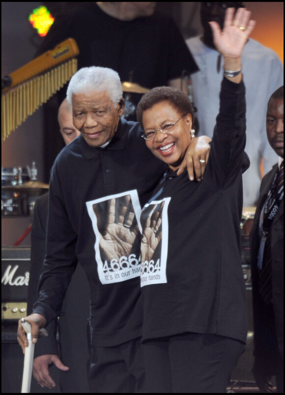 Nelson Mandela et son épouse Graça Machel à Londres, le 27 juin 2008.