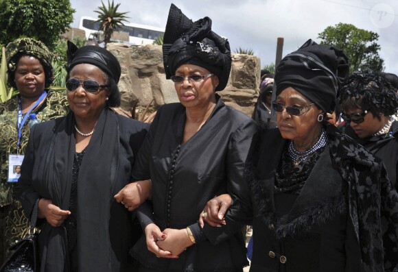 Graça Machel (au centre) et Winnie Mendala (à droite), qui fut l'épouse de Nelson Mandela, lors des obsèques de ce dernier à Qunu en Afrique du Sud, le 15 décembre 2013. 