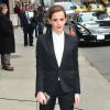 Emma Watson arrive sur le plateau de l'émission Late Show with David Letterman à New York, habillée d'un smoking Saint Laurent, d'une pochette Reece Hudson et de souliers Christian Louboutin. Le 25 mars 2014.
