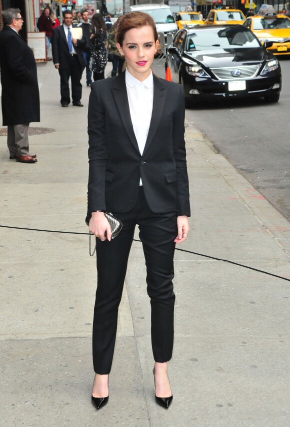 Emma Watson arrive sur le plateau de l'émission Late Show with David Letterman à New York, habillée d'un smoking Saint Laurent, d'une pochette Reece Hudson et de souliers Christian Louboutin. Le 25 mars 2014.