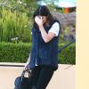 Kylie Jenner quitte le restaurant SugarFish Sushi à Calabasas, habillée d'un gilet en fausse fourrure Topshop, d'un t-shirt IRO, d'un jean J Brand, d'un sac et de bottines Balenciaga. Le 26 mars 2014.