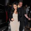 Kim Kardashian, ultrasexy en robe beige fendue et souliers Aquazurra à l'aéroport de LAX de Los Angeles, le 26 mars 2014.