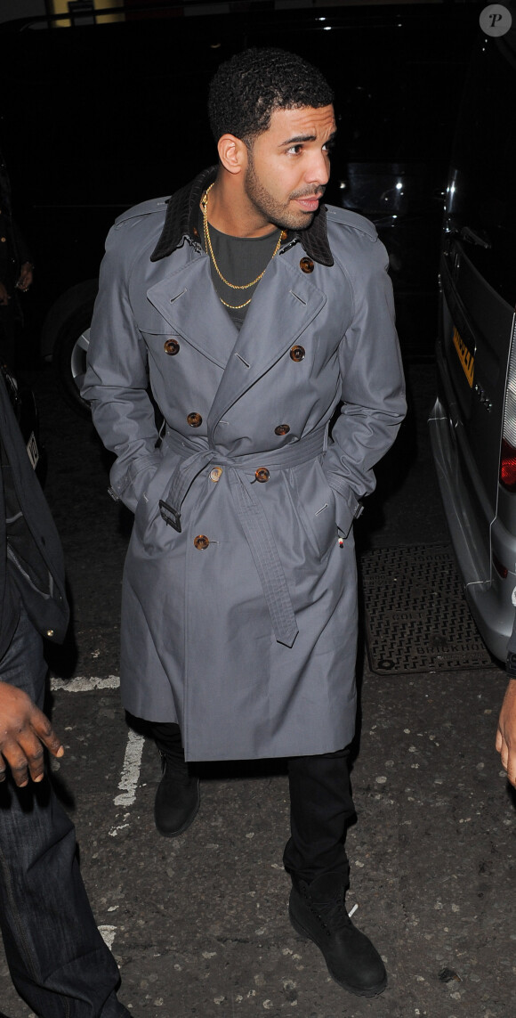 Ce jeudi 27 mars, Drake a dîné avec Rihanna au Novikov, et poursuivi sa soirée au Tramp. Le 27 mars 2014.