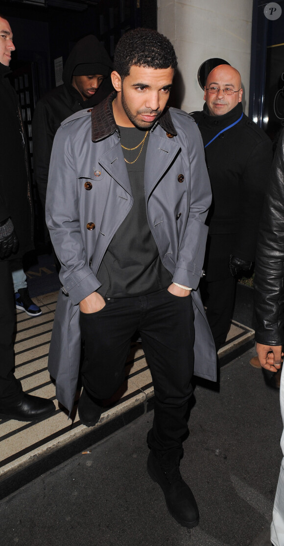 Ce jeudi 27 mars, Drake a dîné avec Rihanna au Novikov, et poursuivi sa soirée au Tramp. Le 27 mars 2014.