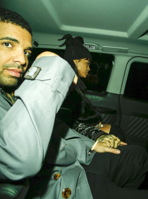 Drake et Rihanna, main dans la main en voiture, quittent le restaurant Novikov, à Londres. Le 27 mars 2014.