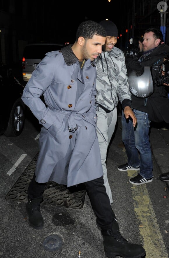 Drake a dîné au restaurant Novikov et poursuivi sa soirée au Tramp, en compagnie de Rihanna. Londres, le 27 mars 2014.
