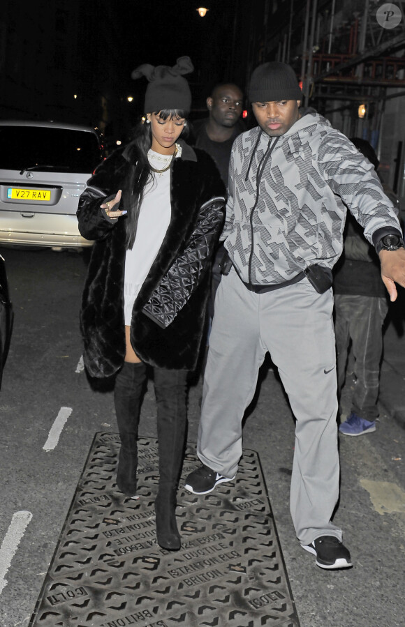 Ce jeudi 27 mars, Rihanna a passé sa soirée avec Drake. Le couple a dîné au Novikov, et poursuivi sa soirée au Tramp. Londres, le 27 mars 2014.