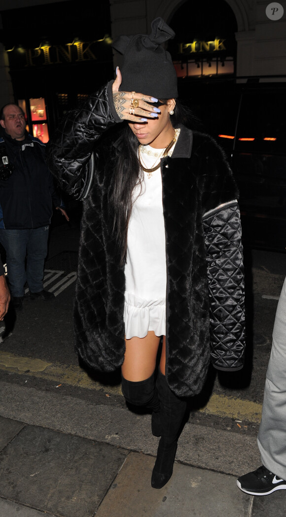 Ce jeudi 27 mars, Rihanna a passé sa soirée avec Drake. Le couple a dîné au Novikov, et poursuivi sa soirée au Tramp. Londres, le 27 mars 2014.