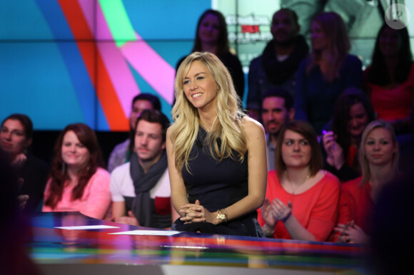 Enora Malagré, le vendredi 7 mars à Boulogne-Billancourt, sur le tournage de Derrière le poste, nouveau prime time prochainement diffusé sur D8.