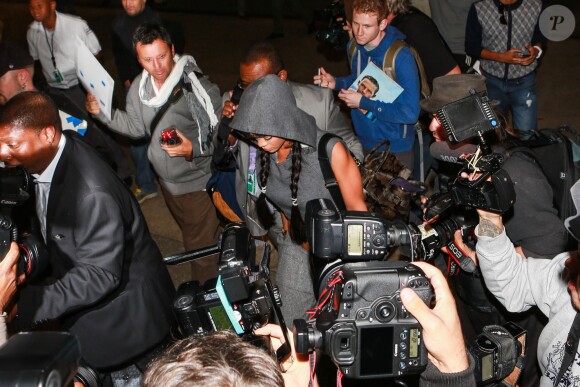 Rihanna, assaillie par les photographes à son arrivée à LAX, l'aéroport de Los Angeles. Le 28 mars 2014.