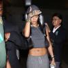 Rihanna tente sans succès une arrivée discrète à LAX, l'aéroport de Los Angeles. Le 28 mars 2014.
