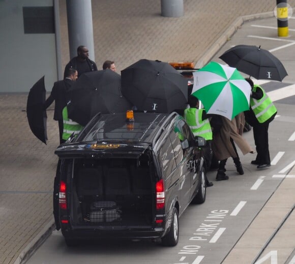 Rihanna arrive à l'aéroport d'Heathrow à Londres, pour rentrer à Los Angeles. Le 28 mars 2014.