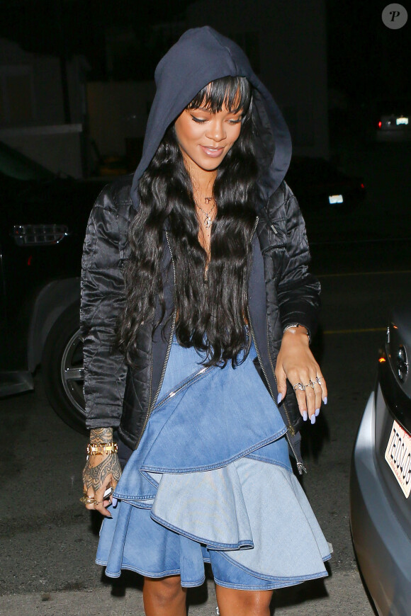 Rihanna, la poitrine couverte par ses cheveux, quitte le restaurant Giorgio Baldi à Santa Monica. Le 29 mars 2014.