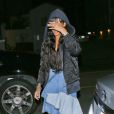 Rihanna, ravissante et souriante, arrive au restaurant Giorgio Baldi à Santa Monica. Le 29 mars 2014.