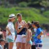 Nancy Carell avec ses deux enfants sur la plage près du Grand Wailea Resort & Spa à Maui, Hawaï, le 31 mars 2014.