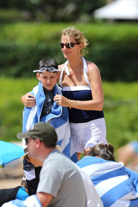 Nancy Carell avec John sur la plage près du Grand Wailea Resort & Spa à Maui, Hawaï, le 31 mars 2014.