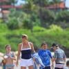 Nancy Carell avec ses deux enfants sur la plage près du Grand Wailea Resort & Spa à Maui, Hawaï, le 31 mars 2014.