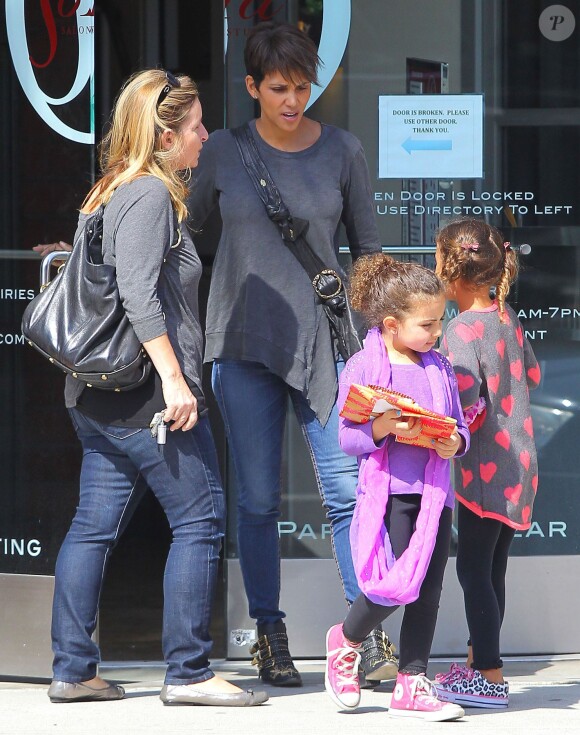 Exclusif - Halle Berry et sa fille Nahla sont allées déjeuner avec des amies à Los Angeles. Le 22 mars 2014.