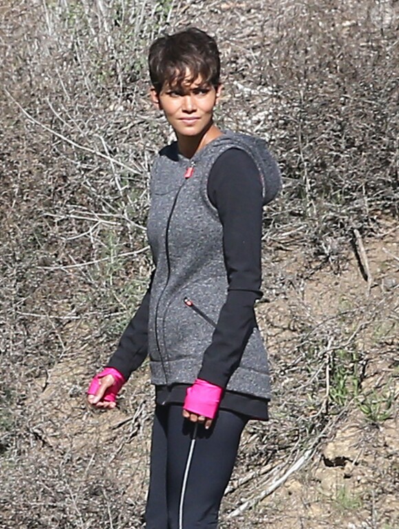 Halle Berry tourne des scènes de la série télévisée "Extant" à Griffith Park à Los Angeles, le 14 mars 2014. 