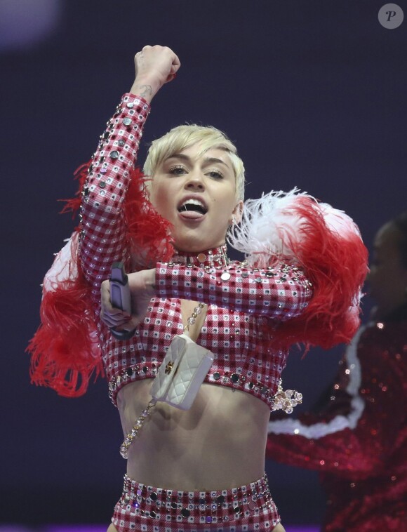 Miley Cyrus en concert à St. Paul dans le Minnesota, le 10 mars 2014.