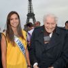 Marine Lorphelin (Miss France 2013) et le Professeur Christian Cabrol lors du départ de la 28e Course Du Coeur pour soutenir le don d'organes au Trocadéro à Paris, le 2 avril 2014