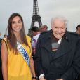  Marine Lorphelin (Miss France 2013) et le Professeur Christian Cabrol lors du d&eacute;part de la 28e Course Du Coeur pour soutenir le don d'organes au Trocad&eacute;ro &agrave; Paris, le 2 avril 2014 